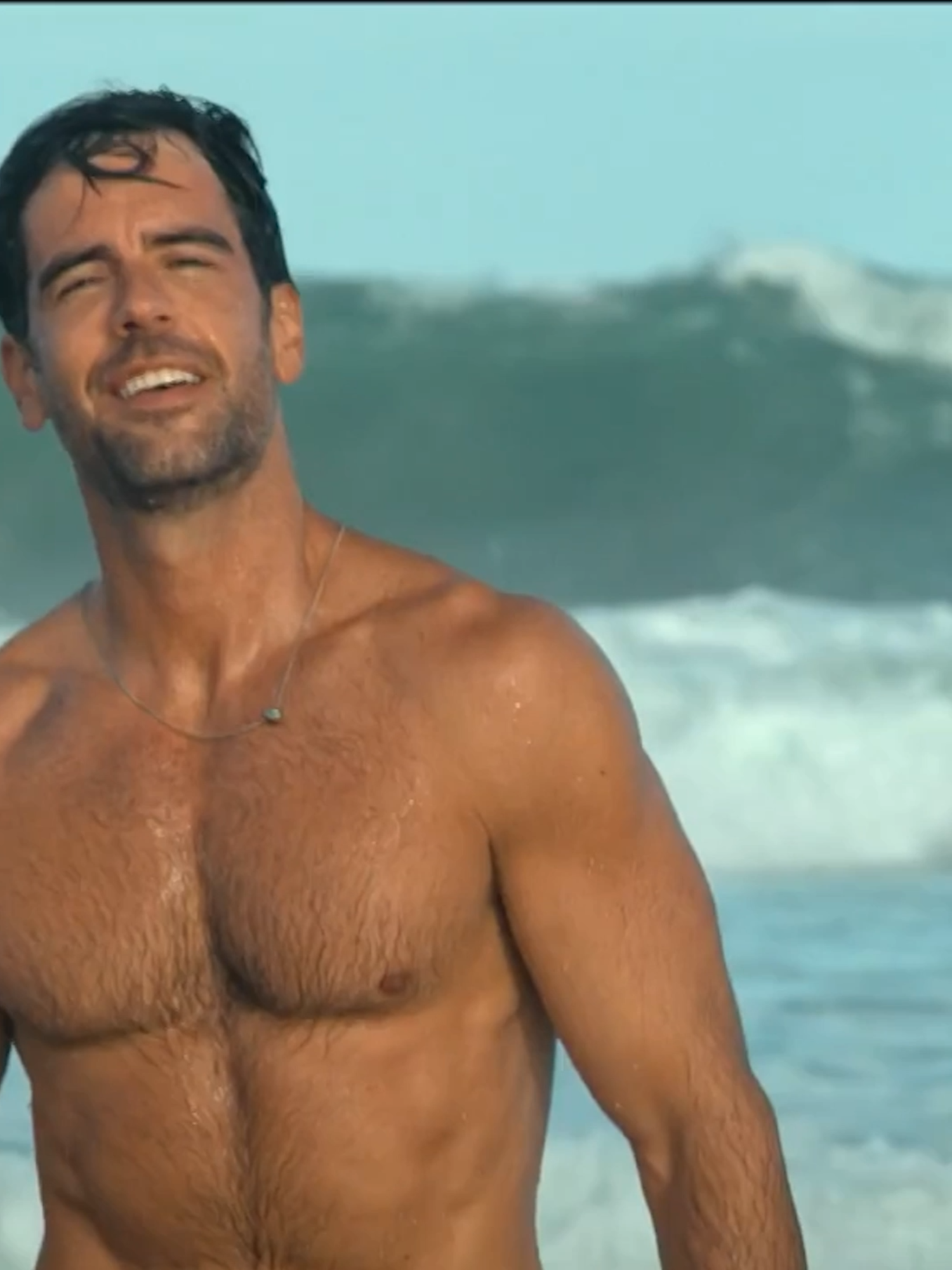 O impacto dessa cena é imenso 👀🔥 Me acabo de rir com a reação dos maridos ao Marcos Pitombo saindo do mar 😂 📱 Assista Os Farofeiros 2  no meu catálogo dentro do Globoplay, do Prime Video ou no app da sua operadora de TV.  #OsFarofeiros2 #OsFarofeiros #humor #comédia #tiktokmefezassistir