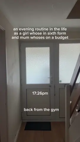 an evening routine in the life as a girl in sixthform and mum whose on a budget🏫🤍 #fyp #xzbcya #sixthformstudent #eveningroutine #gurwm 