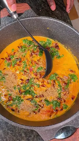 🥕 Zutaten Gemüse & Basis: 	•	1 Butternut-Kürbis (ca. 800–900 g, ergibt ca. 500 g Fruchtfleisch) 	•	1 große Süßkartoffel (ca. 250 g) 	•	2 Karotten 	•	1 rote Paprika 	•	1 ganze Knoblauchknolle 🧄 	•	1 Zwiebel 	•	2 EL Olivenöl 	•	Salz & Pfeffer Flüssigkeit & Geschmack: 	•	800 ml Gemüsebrühe 	•	200 ml Sahne 	•	100 ml Milch 	•	1 TL Tomatenmark 	•	2 TL Paprikapulver (edelsüß) 	•	1 TL geräuchertes Paprikapulver 	•	½ TL Chiliflocken (optional mehr für spicy) 	•	100 g kräftiger Cheddar (gerieben) Für den Crunch & das Topping: 	•	6–8 Scheiben Bacon 🥓 	•	1 EL Baconfett (vom Braten aufgehoben) 	•	2 EL Crème Fraîche oder Schmand 	•	1 EL Chiliöl oder scharfes Paprikaöl 	•	Frische Petersilie oder Koriander 	•	Optional: Croûtons oder geröstete Kürbiskerne ⸻ 👩‍🍳 Zubereitung 1️⃣ Gemüse rösten 	•	Ofen auf 200 °C Ober-/Unterhitze (oder 180 °C Umluft) vorheizen. 	•	Kürbis, Süßkartoffel, Karotten, Paprika, Zwiebel grob würfeln. 	•	Knoblauchknolle quer halbieren (einfach durch die Mitte, nicht schälen). 	•	Alles auf ein Backblech geben, mit Olivenöl, Salz & Pfeffer vermengen. 	•	25–30 Minuten rösten, bis es weich & leicht karamellisiert ist. (Der Knoblauch wird goldig & weich – perfekt zum Ausdrücken später!) ⸻ 2️⃣ Bacon braten 	•	Während das Gemüse röstet: Bacon knusprig braten. 	•	Auf Küchenpapier abtropfen lassen, 1 EL Fett aufbewahren. 	•	Bacon später grob zerbröseln. ⸻ 3️⃣ Suppe kochen 	•	Geröstetes Gemüse (inkl. weich gedrückter Knoblauchzehen aus der Knolle) in einen großen Topf geben. 	•	1 EL Baconfett, Tomatenmark & Paprikapulver dazugeben, kurz anrösten. 	•	Mit Gemüsebrühe ablöschen, 10 Minuten köcheln lassen. ⸻ 4️⃣ Mixen 🌀 	•	Vom Herd nehmen und mit dem Stabmixer alles fein pürieren, bis es cremig und glatt ist. 	•	Falls zu dick: etwas Milch oder Brühe nachgießen. 	•	Falls zu flüssig: kurz offen weiterköcheln. ⸻ 5️⃣ Verfeinern 	•	Sahne, Milch & Cheddar einrühren, bis der Käse geschmolzen ist. 	•	Mit Salz, Pfeffer & Chiliflocken abschmecken.