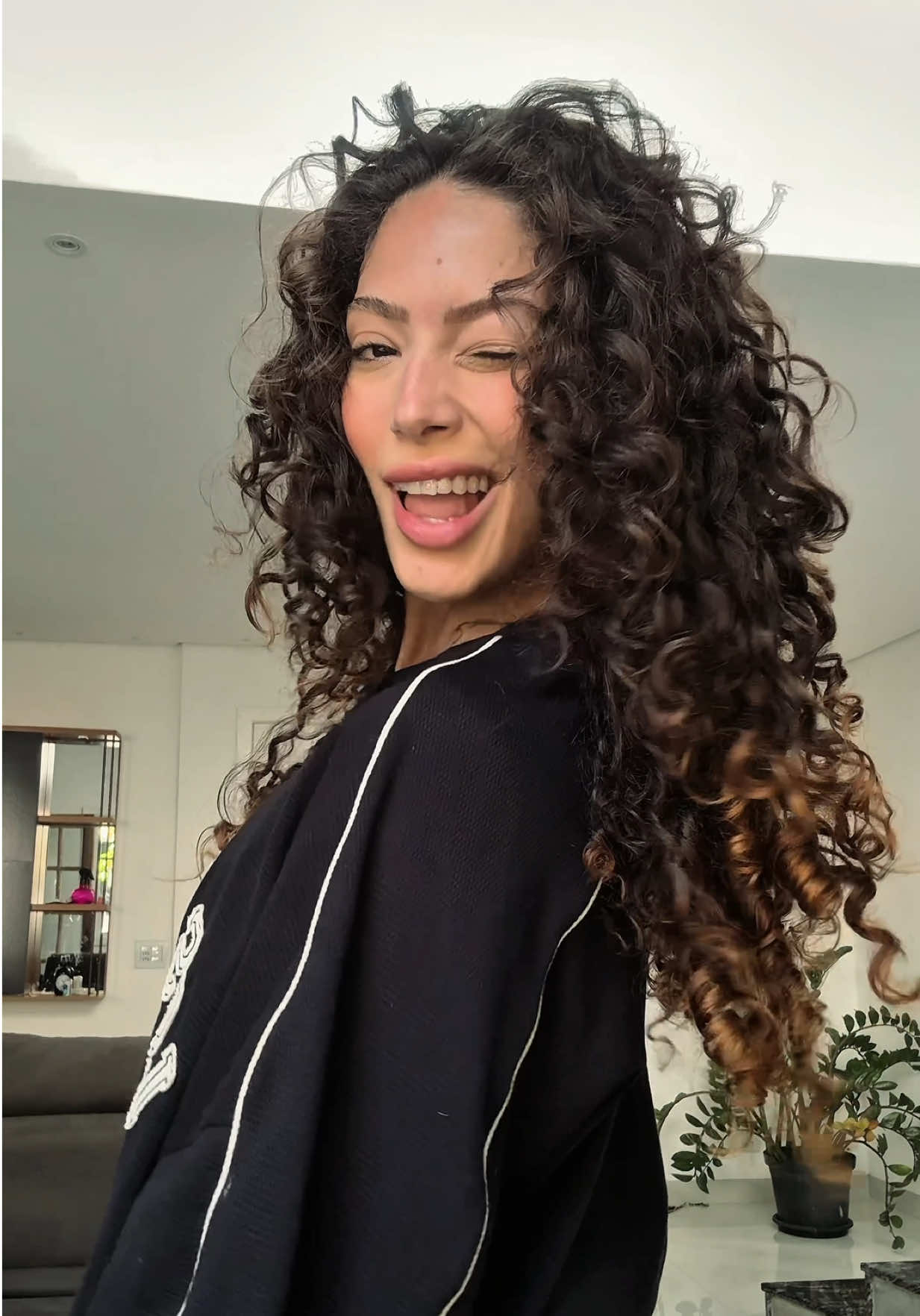 Novo corte ✨  Cacheadas tem uma relação de amor e ódio por corte em camadas, eu AMO. Gosto do movimento e do aspecto bagunçado, sem falar nesse volumeeee 😍#fy 