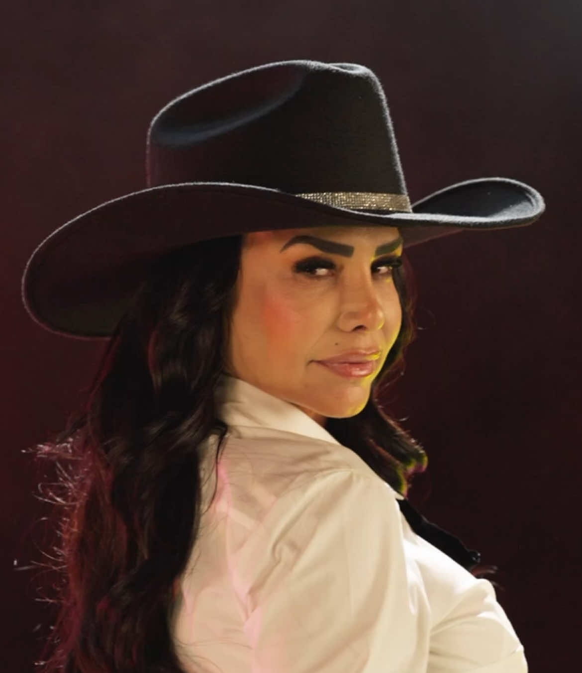 #LisVega deja todo el glamour y está lista para ensuciarse las manos en #LaGranjaVIP. 👩🏻‍🌾🔥 ¿Listos para verla en acción? 🐓👏🏼  Acompáñala este domingo 12 de octubre a las 8:00 P.M. por #AztecaUNO. 🚜⁣ Transmisión 24/7 en #DisneyPlus experiencia completa.⁣ ⁣ Durante dos semanas podrás disfrutarla en mis redes:⁣ 🌐Sitio Web ⁣ 📱App TV Azteca En Vivo ⁣ 💻YouTube