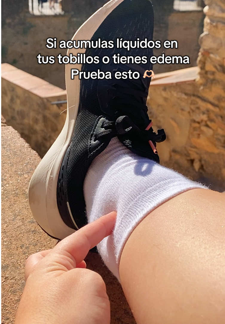 Porfavoooooor, con mucho amor por que puede ser muy doloroso si hay edema. Busca el punto, entre el tobillo y el talón de Aquiles, tres dedos arriba, y masajea hacia arriba… en unos minutos sentirás la diferencia, hay algo que empieza a moverse por dentro 🌸🫂 #edema #lipedema #hinchazon #acupressure #masaje 