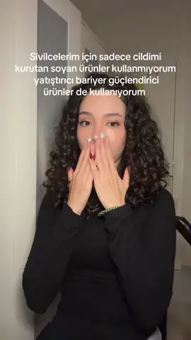 akneli cilt bakımında çok sık ihmal edilen bir hata, akneleri söndürmeye o kadar odaklanılıyor ki cildin dinlenmesi kendini onarması için fırsat olmuyor. hassaslaşan bariyeri bozulan cilt akneye daha da meyilli olur bakteriyel akneye karşı da oldukça savunmasız kalır #aknelicilt #sivilceyeçözüm #eczacınızöneriyor #acnetreatment 
