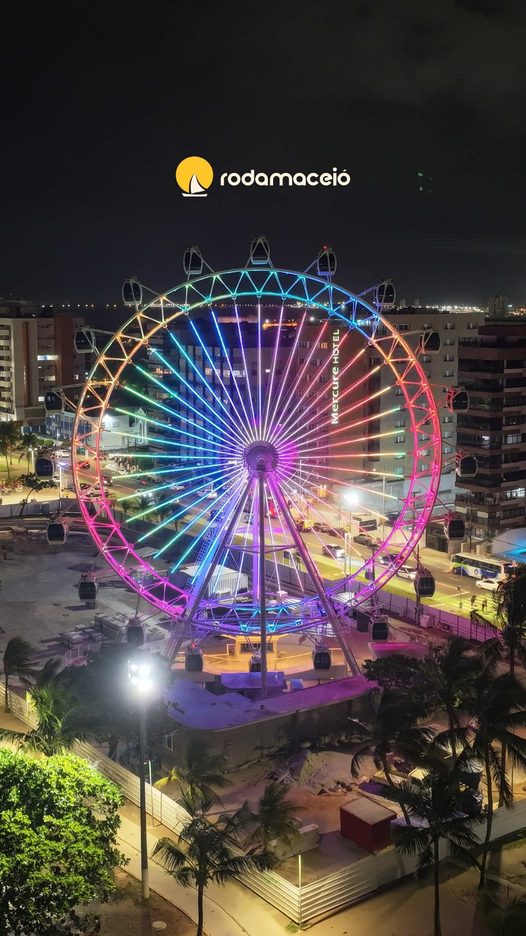 A noite chega e o nosso espetáculo de cores começa a girar. Somos o coração iluminado da cidade, transformando cada noite em um momento mágico. ✨ #RodaMaceió #TurismoMaceió #VemPraRoda #PasseioNoturno 