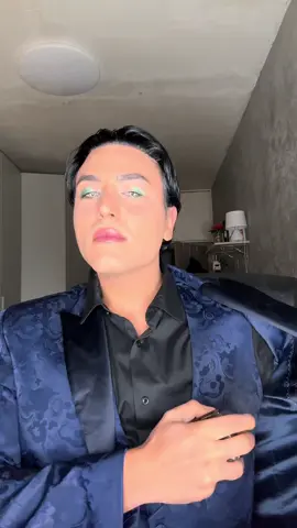 Come mi sta il blu????? ( fine video outfit ) è stato abbastanza asmr ? spray idratante @action.italia olio per capelli @allycorehair fondotinta @benefitcosmeticsitaly palette ombretti @astramakeupofficial blush e gloss @maccosmeticsitalia e ovviamente @vaselinebrand per una max indratazione ❤️ contorno occhi @maybelline cipria @hudabeauty