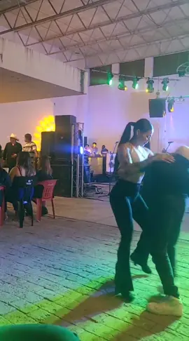 @✨Conker Ramirez🤠 mi maestra de baile 😉