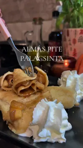 Neked melyik a kedvenc palacsintád?😁 Almás pite palacsinta, az ősz íze palacsintába csomagolva 🍎 Puha, fahéjas, almás töltelék, amit ha megkóstolsz, rögtön a nagyi konyhájában érzed magad! Egyszerű, gyors, és veszélyesen finom!🤭 Ha szereted az almás pitét, ezt imádni fogod! #almáspitepalacsinta #recept #őszirecept #Recipe #fyp 