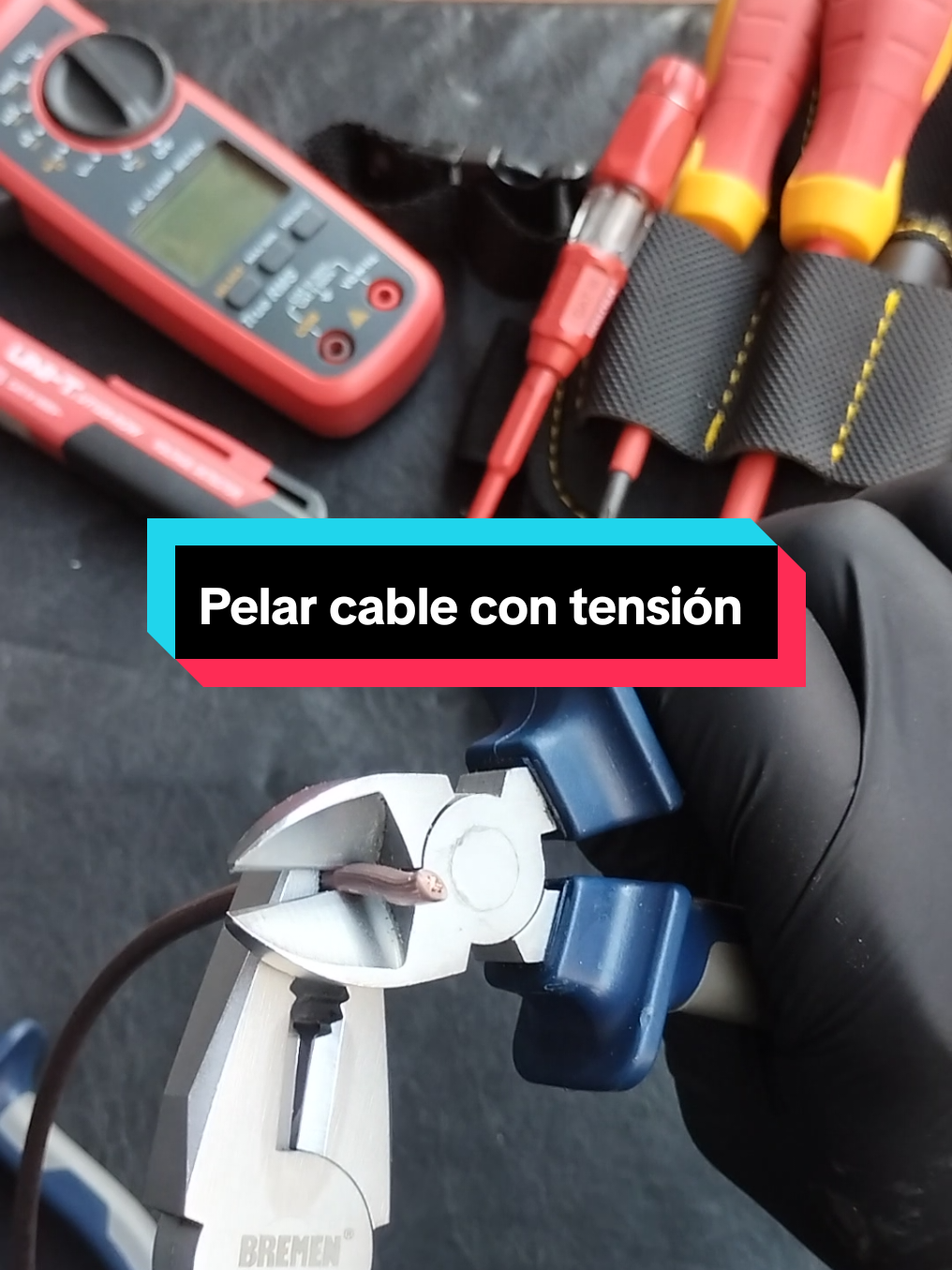 Leer descripción: Buenas hoy les voy a mostrar unas de las maneras que tengo de pelar un cable con tensión. Remarcó que la página está echa para que la gente común que no se dedica a esto vea como trabajo, inspirar confianza y así puedan contratarme. no está destinado ni a ingenieros ni a electricistas ni arquitectos. de todas formas si quieren ver y aprenden o les sirve todos son bienvenidos. saludos y gracias por el apoyo💪🏻⚡. #Electricidad #tendencia #contenido #argentina #emprendimiento 