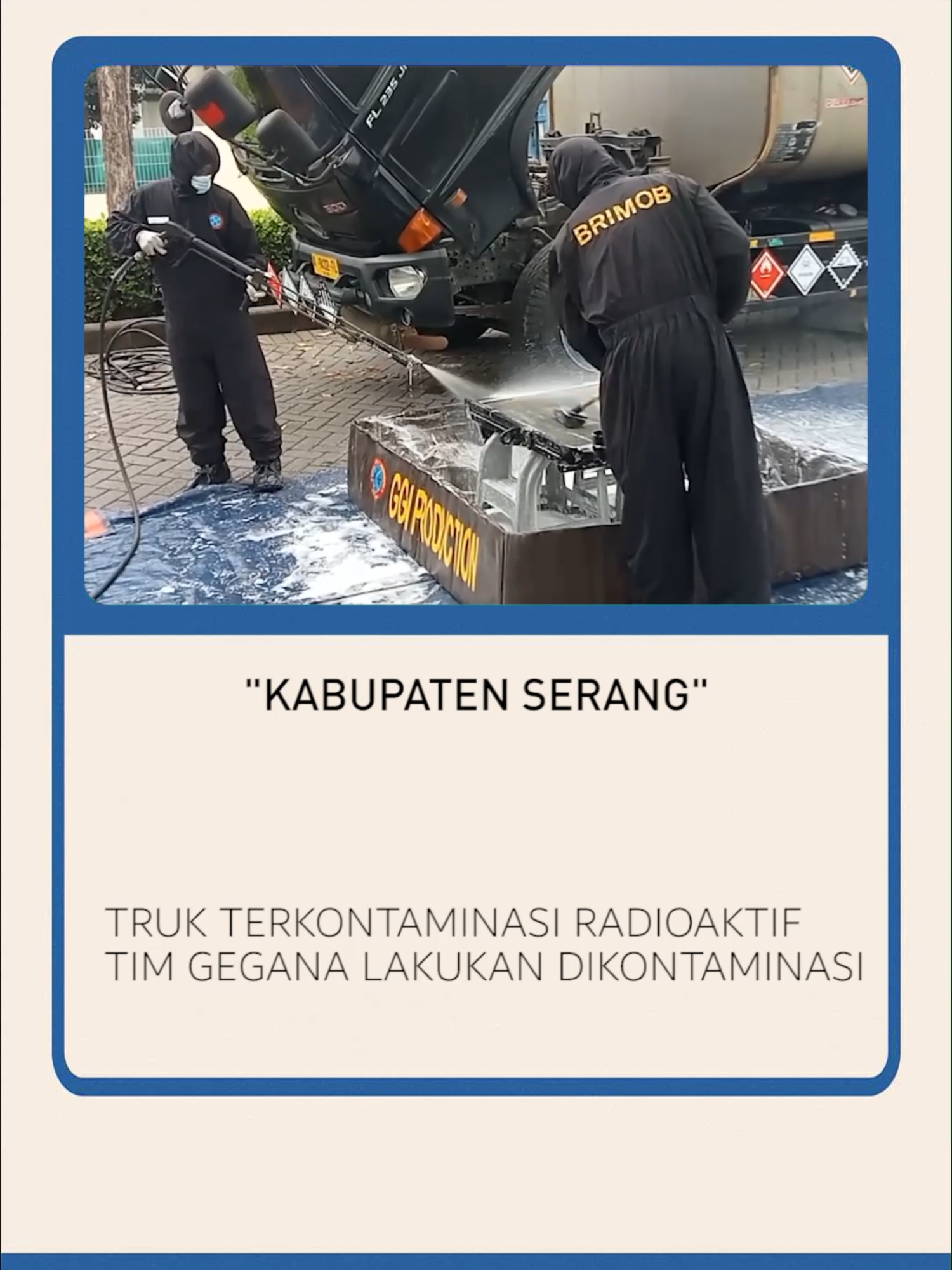 PULUHAN TRUK DI KAWASAN INDUSTRI MODERN TERKONTAMINASI RADIOAKTIF YANG DILAKUKAN OLEH PETUGAS GEGANA BRIMOB/ MELAKUKAN DEKONTAMINASI/ DENGAN CARA MENYEMPROTKAN BAGIAN YANG TERINDIKASI TERKENA PAPARAN RADIASI RADIOAKTIF// #BANTEN#BANTENSTORY #BANTEN #TRUK #VIRA