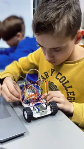 🎮💡 Neues Handy? Neues Spiel? Oder lieber etwas, das ihr Kind selbst bauen kann! Willkommen in unserer STEM-Schule, wo Kinder nicht nur spielen – sie erschaffen! 📱 In unserem Kurs für Mobiltelefondesign & Technik lernt Ihr Kind: wie man ein funktionierendes Handy von Null aufbaut, wie Technologie wirklich funktioniert, und am Ende? 👉 Ein selbstgebautes Handy zum Mitnehmen nach Hause! 😍 Warum also einfach ein neues Handy kaufen, wenn Ihr Kind sein eigenes bauen kann? 🚀 👩‍🔬 Fördern Sie den Forschergeist, das technische Denken und das Selbstvertrauen Ihres Kindes – mit unserer STEM-Schule für junge Innovatoren! #stemkids #techforkids #robotik #futurekids #kidsengineering 