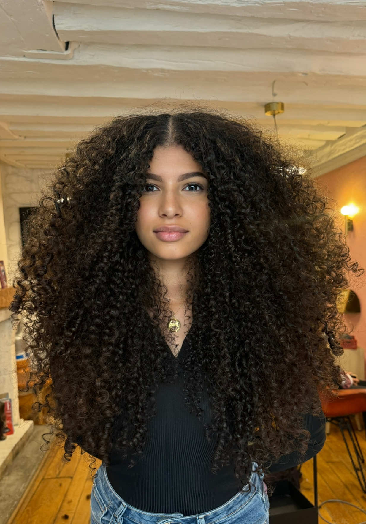 ✨ Résultat sublime après un soin Tokio ✨ Des cheveux nourris en profondeur, réparés et d’une brillance incomparable 🌿 La chevelure de ma cliente était déjà magnifique, mais regardez ce glow après le soin 😍 #SoinTokio #CheveuxBrillants #Hairstudiobyanissa #HairCare #HairGoals 