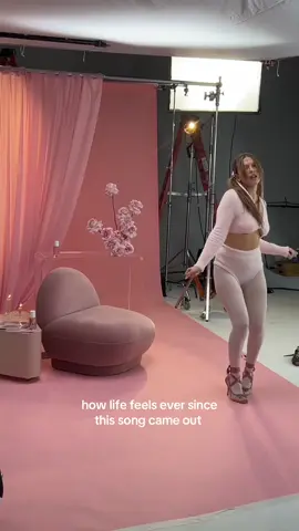 the life of a flo girl 🎀💃🏼✨ #florncebymills #milliebobbybrown 