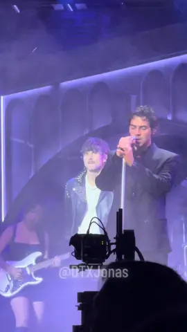 I can’t believe I witnessed this last night!! Jonas Brothers + BLG = I Don’t Wanna Miss A Thing cover🔥🔥🔥🔥#jonasbrothers #BLG #greetingsfromyourhometown #fyp @Jonas Brothers @Boys Like Girls 