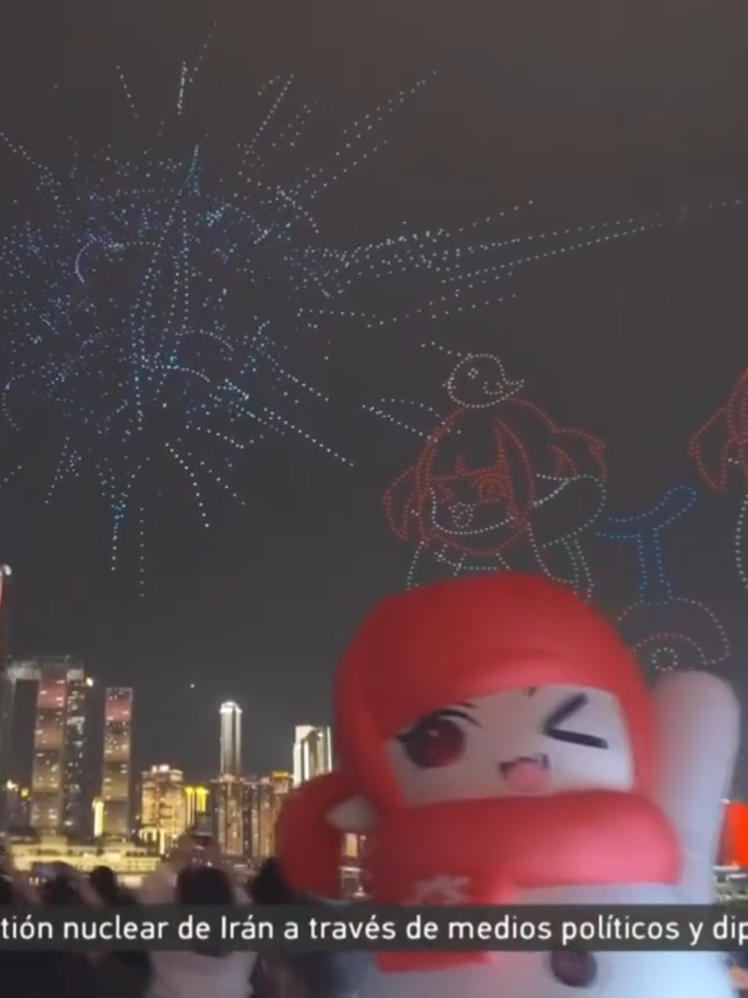 🌌🚁 Imagina mirar al cielo y ver miles de drones formando figuras brillantes sobre una ciudad moderna. Eso es lo que ocurre en Chongqing, donde la tecnología se convierte en espectáculo, turismo y motor económico 🎆✨. La innovación ya no se mide solo en laboratorios, también en la capacidad de emocionar y conectar con las personas. 📲 Vive esta experiencia única en @ChinaEmb_Bo. #InnovaciónChina #Drones #TurismoCreativo #EconomíaNaranja