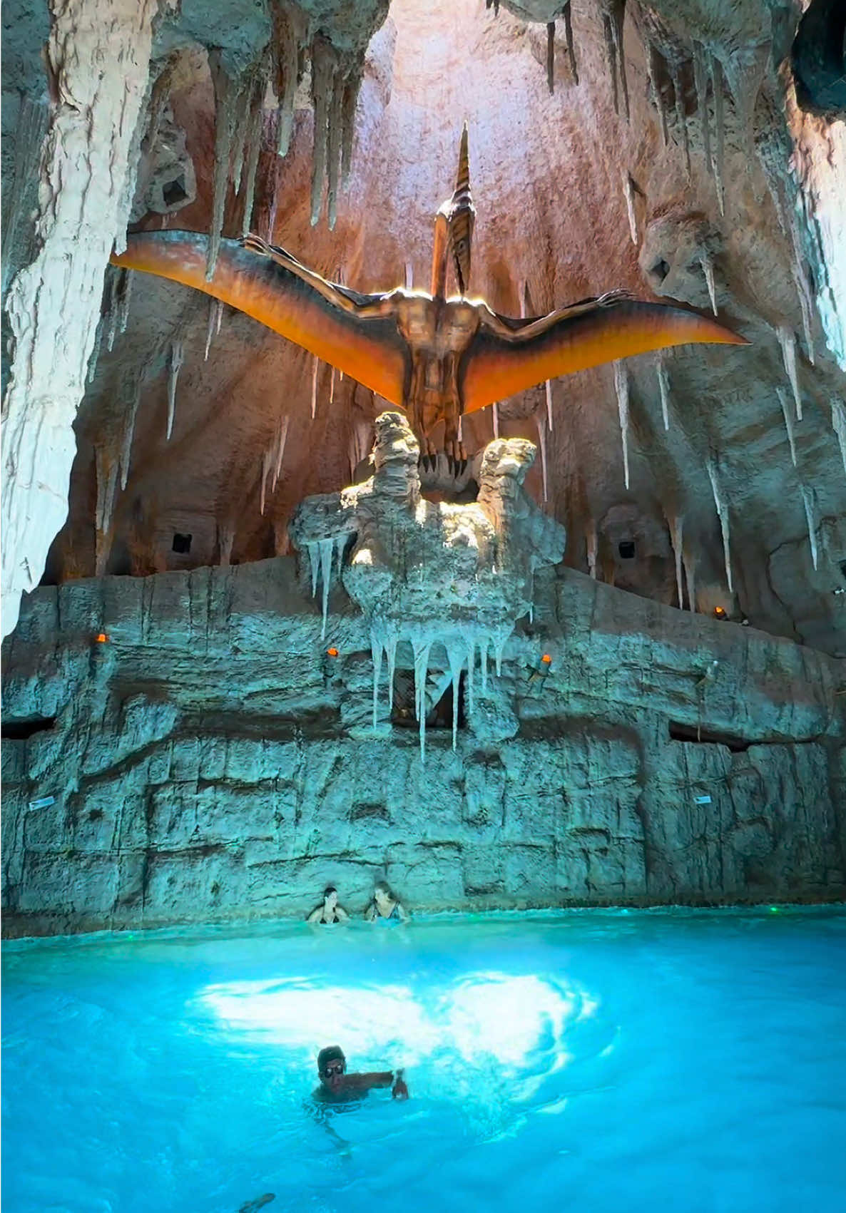 🇧🇷 Terra Parque 🌋📍 QUEM IMAGINARIA QUE NO CORAÇÃO DO INTERIOR DE SÃO PAULO EXISTE UM DESTINO DESSE JEITO? Aqui a natureza pulsa, as águas são sempre quentinhas, tem dinossauros em tamanho real, guerreiros, danças e até um vulcão que entra em erupção no meio da fazenda. É fantasia que vira realidade. É história, cultura, emoção e magia juntas em um só lugar. 🤠✨🌻 Na mesa, o sabor caseiro da gastronomia. No dia a dia, a hospitalidade que faz a gente se sentir parte da família. No Terra Parque, você não apenas se hospeda. Você vive um mundo onde o impossível acontece de verdade. Estamos a só 10 minutos do Aeroporto de Presidente Prudente, em São Paulo ✈️📍 @terraparque #terraparque #brasil #hotelfazenda #resort #destinoincrível  