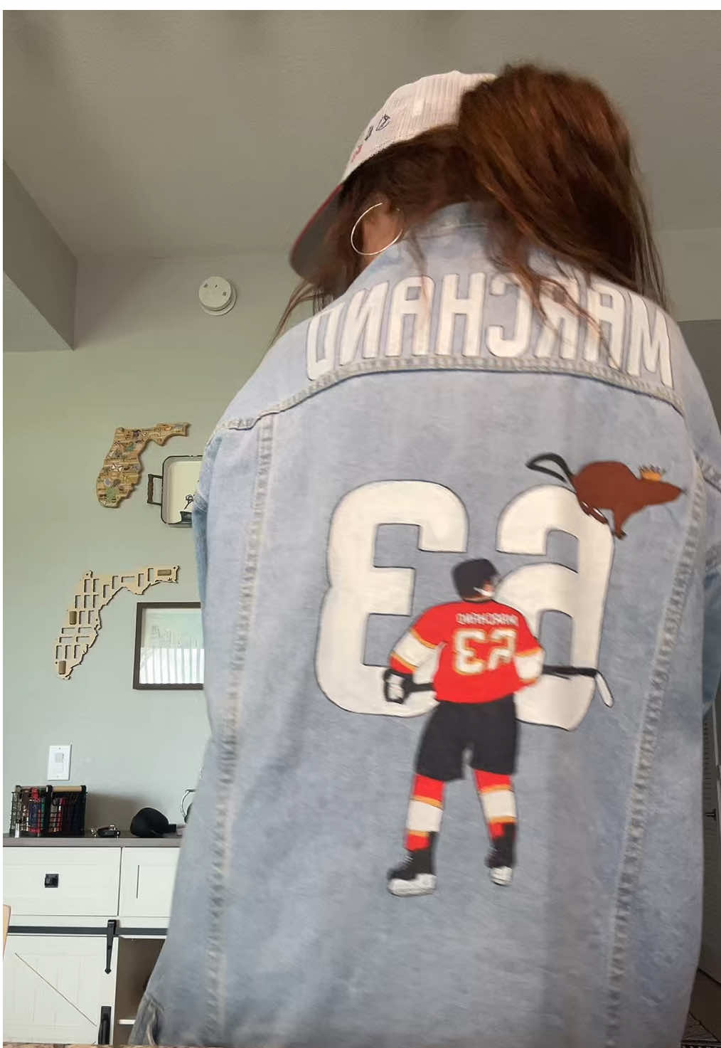ITS TIIIIIIIIMEEEEE 😍 biggest thank you to @jackie.s.az for my new favorite Gameday attire! Let’s do this! @Florida Panthers #bradmarchand #NHL #StanleyCup #floridapanthers #gocatsgo 