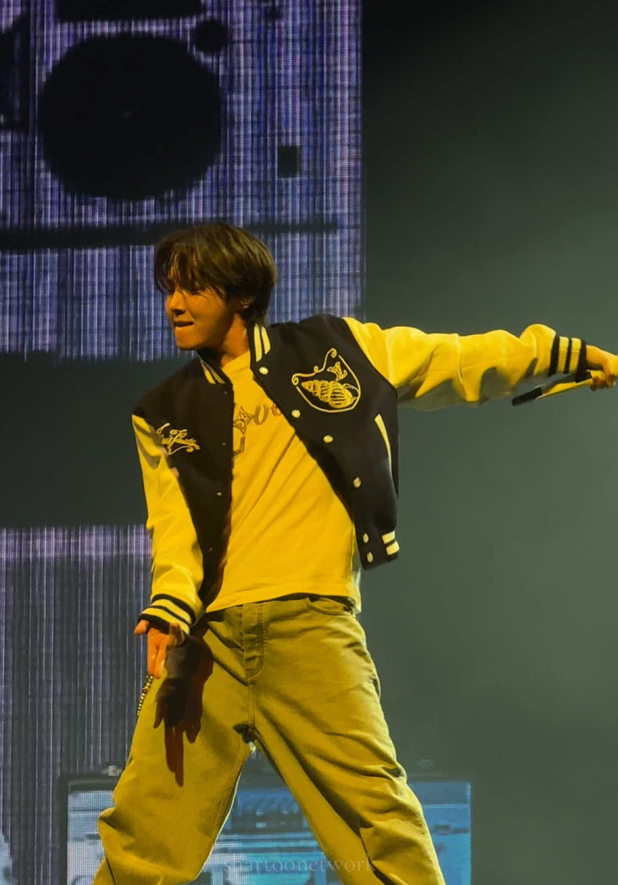 lock / unlock - hope on the stage manila. MY FAVEEEE!!! SUPER POGI MY LOVE @hobipower huhu #JHOPE #제이홉 #junghoseok #방탄소년단 #BTS  @BTS 
