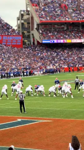 D Moore with the INT #interception #flordia #gators #archmanning #texaslonghorns 