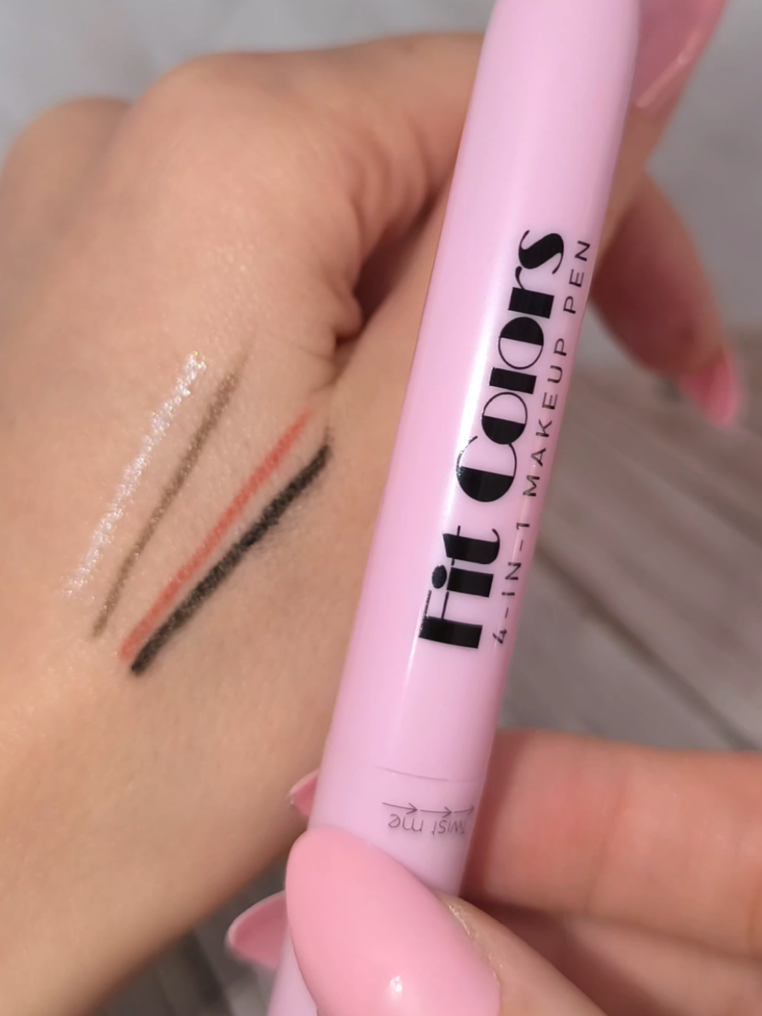 mi ricorda troppo l'infanzia questa super penna 4 in 1 per il trucco. Devo dire che è molto meglio di quanto pensavo, qualità pazzesca #makeup 