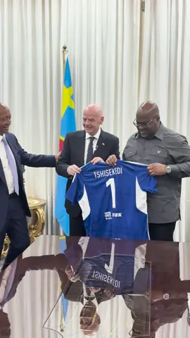 Dans une ambiance conviviale, le Chef de l’État a échangé avec les Présidents de la FIFA et de la CAF, en marge de la tenue de la 47ème Assemblée générale ordinaire de la confédération africaine de football à Kinshasa.