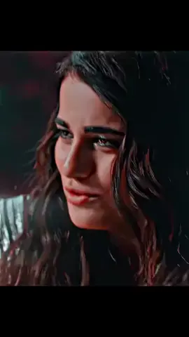 پہلے زمانے جیسی محبت کہاں رہی اب دل کی سادگی میں وہ شدت کہاں رہی دو دن کا ساتھ، پھر وہ جدائی کا سلسلہ اب وعدوں میں بھی کوئی حقیقت کہاں رہی کہتی تھی تُو ہی ہے میرا، تُو ہی رہے گا بس اب اُن باتوں میں بھی وہ محبت کہاں رہی جاتی ہے چپکے سے بنا کچھ کہے ہوئے اب رُخ بدلنے میں بھی شرارت کہاں رہی لڑکا تو آج بھی اُسی ایک پہ ہے فدا پر اُس کے جیسی کوئی صورت کہاں رہی ۔ ۔ ۔ ۔ ۔ ۔ ۔ ۔ ۔ ۔ ۔ ۔ #👤👀 