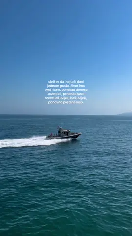 Čak i kad ti se čini da sve gubi smisao, život uvijek pronađe način da te iznenadi ljepotom. 🌤️ Ne moraš žuriti. Samo nastavi disati. Ljepota će opet doći. 🩵 #citati #balkan #inspiracija #život 