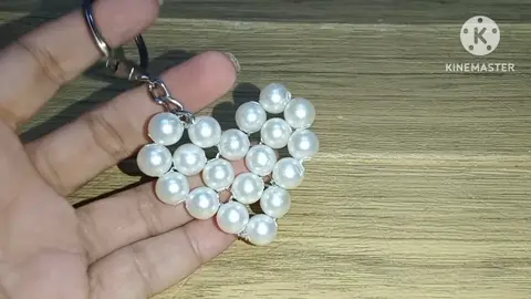 شوفي الطريقة الجديدة دي لعمل ميدالية قلب بالخرز 💕 شكلها شيك وسهلة تنفذيها في البيت بخامات بسيطة 👌 تابعي الفيديو للآخر وهتعرفي كل خطوة بالتفصيل ❤️ اعملي لايك 👍 واتبعي الصفحة عشان تشوفي أفكار خرز تانية جديدة كل يوم 🌸 #ميدالية_خرز #ميدالية_قلب #شغل_خرز #مشروع_خرز #خرز_يدوي 