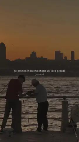 Bazen en büyük değişim, acının içinden geçerken olur. Acı… kimse istemez ama herkesin payına düşer. İnsanı büyüten şey aslında mutluluk değil, dayanmayı öğrenmektir. Bir yara ilk açıldığında sadece yakar; sonra öğretmeye başlar. Kime güvenmeyeceğini, neyin gerçekten önemli olduğunu, kimlerin kalıp kimlerin gideceğini o zaman anlarsın. İnsan, kolay mutlu olmayı değil, zor zamanlarda ayakta kalmayı öğrenince olgunlaşır. Çünkü acı, en karanlık yerinde bile bir ışık bırakır insana — sabır adında, direnç adında, bilgelik adında. Ve bir gün fark edersin; seni öldürmeyen şeyin sadece güçlü değil, daha anlayışlı da yaptığını. Artık eski sen yoktur. O acının içinden geçip bambaşka biri olarak çıkmışsındır. İşte o yüzden… Kırılmaktan, yanılmaktan, kaybetmekten korkma. Çünkü her sarsılış, seni kendine biraz daha yaklaştırır. Acı, bazen yıkım değil; yeniden doğuştur. Bazen Allah, seni yıkmadan yeniden inşa edemez. . . . #acı#acıb#sabıry#hayatdersiç #keşfet 