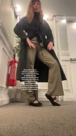 Literally feel like an astronaut in a zero gravity spaceship it makes no logical sense why? #balletslippers #pumps #balletflats #fyp #OOTD 