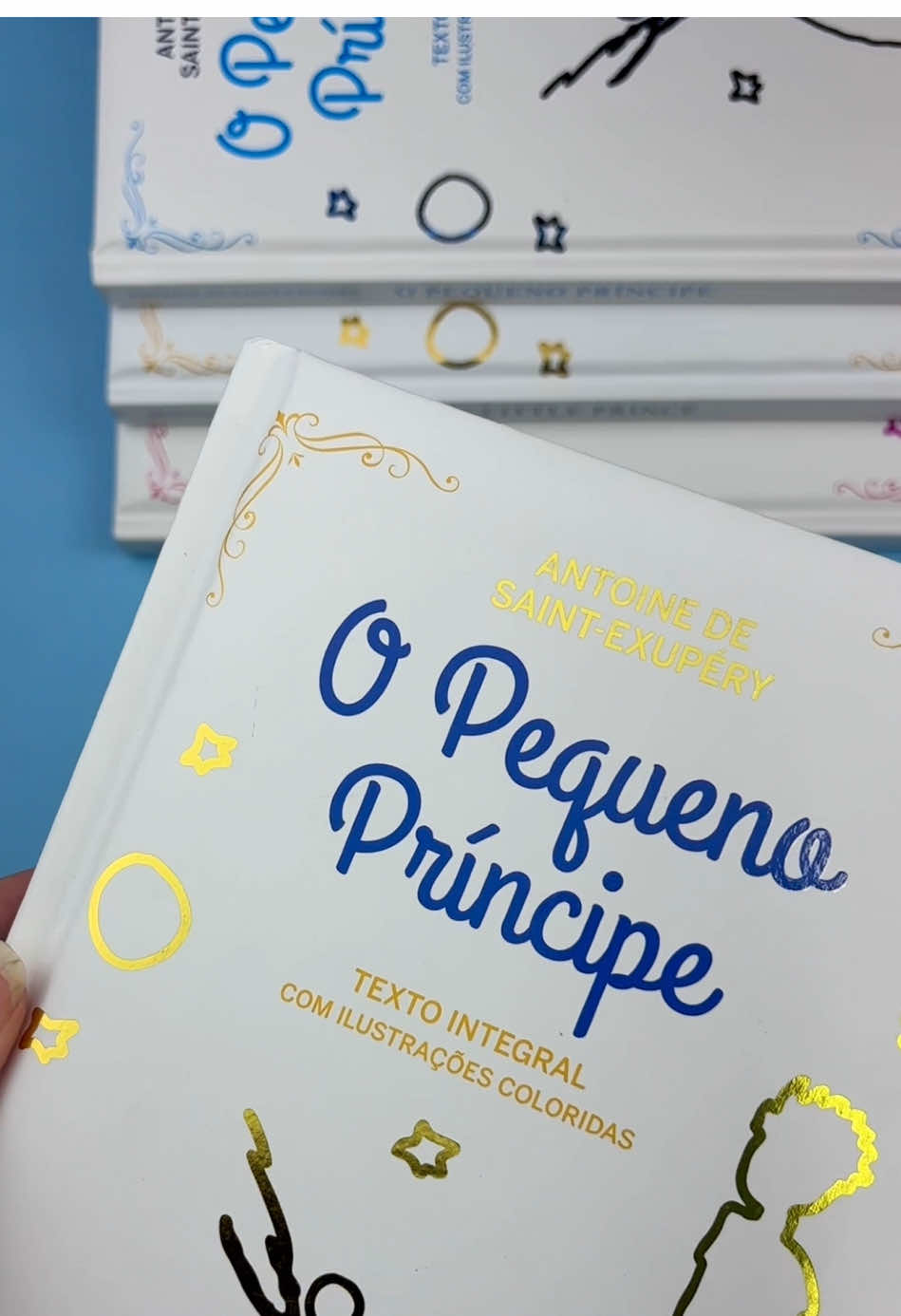 Um clássico inesquecível em edições feitas para brilhar ✨ As edições de luxo de O Pequeno Príncipe da Editora Garnier unem beleza, qualidade e emoção em cada página: 📖 Capa dura almofadada 🌟 Acabamento em hot-stamping 💛 Laterais coloridas 🎨 Ilustrações coloridas 🎀 Marcador em fitilho de seda 💫 Descubra a magia de O Pequeno Príncipe. #OpequenoPrincipe #ClássicosDaLiteratura #EdiçãoDeLuxo #Livros #Literatura