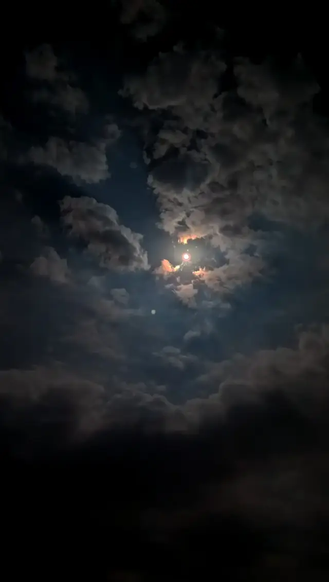 سمااء بليون🩶🫶🏻.  شو رأيكن بل تصوير؟ 🥹 #جبل_الزاويه #بليون #لايك__explore___ #تصويري #اليل_وسماه_ونجومو_وقمرو 