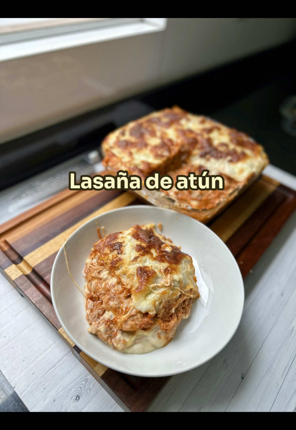 100 formas de hacer atún - #23 Lasaña de atún 🧀  . Ingredientes: - 1 cebolla  - 4 dientes de ajo - 3 tomates - 100 gr de pasta de tomate - 1 zanahoria  - 1/4 tza de vino tinto - 3 latas de atún - Sal y pimienta  - 100 gr de mantequilla  - 100 gr de harina sin preparar  - 1 litro de leche fresca  - 1 paquete de queso edam - 1 bola de queso mozarella  . . .#lasagna #100formasdehaceratun #cocinaentiktok #recetas 