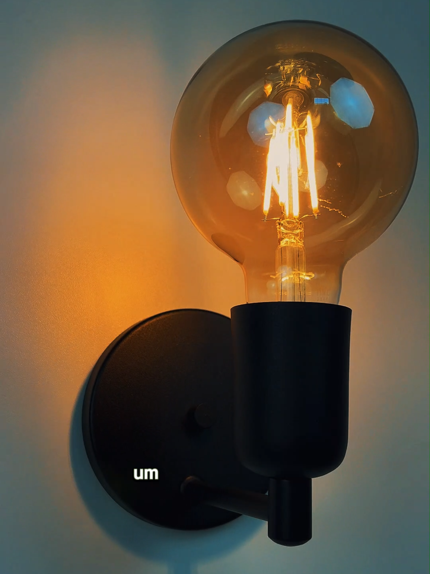 Top 3 Arandelas da Casa Luster Sabe aquele toque que transforma qualquer ambiente? As arandelas fazem isso com maestria! Elas unem design, funcionalidade e aconchego — perfeitas para criar pontos de luz que valorizam paredes, destacam texturas e trazem charme extra à decoração. Seja em um corredor, sala, quarto ou área externa, as arandelas são apostas certeiras para quem busca iluminação elegante e atmosfera acolhedora. Gostou de alguma? Garanta já a sua favorita! Acesse o link na bio e escolha a arandela que vai transformar o seu ambiente com estilo e personalidade.