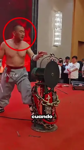 detuvo la sierra con sus propias manos.