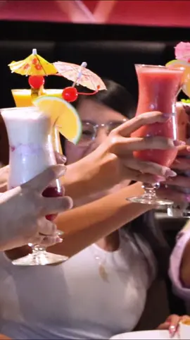 ¡Celebra todo lo especial en Benihana! ¡Nos encanta ser parte de todos tus momentos especiales y bríndales una experiencia inolvidable a través de nuestro teppanyaki! Nuestros chefs expertos preparan deliciosos platos teppanyaki frente a ti y tus invitados, combinando sabor y entretenimiento en cada celebración. •	Ambiente festivo: Creamos un entorno alegre y acogedor para que cada cumpleaños sea único y memorable. •	Ven y sumérgete en la auténtica cocina japonesa al estilo teppanyaki, donde nuestros chefs expertos preparan tus platillos favoritos frente a ti, combinando sabor y espectáculo en cada comida. Detalles de nuestro restaurante: Dirección: Centro Comercial El Paseo, sobre Paseo General Escalón, San Salvador  Reservaciones: Llámanos al 2264-5577 o escríbenos al 7695-4756. Pedidos a domicilio: Disponible a través de Uber Eats y Pedidos Ya.