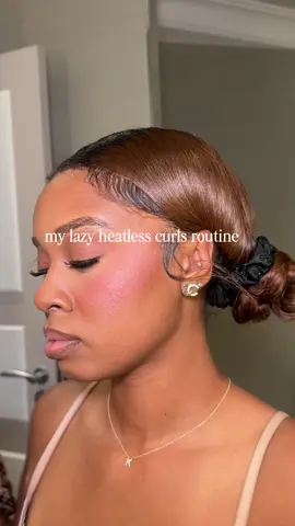 and when flexi rods & pin curls won’t cut it… my little space buns will get the job done. normally I sleep with them in but this is the curl I got after 30 mins #heatlesscurls #sewin 