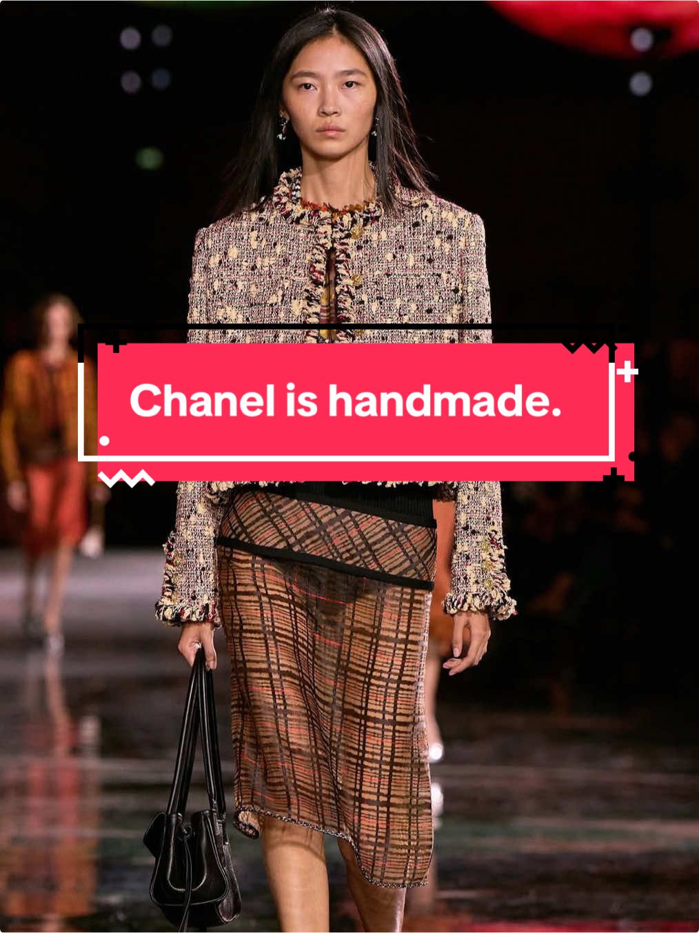 When you zoom into the new Chanel by Matthieu Blazy, you don’t just see fabric – you see worlds. Threads unravel into sculptural gestures, beads turn tweed into living architecture, raffia meets couture discipline. Every seam is a paradox: fragile yet unshakable, historic yet radically new. It’s not nostalgia. It’s resurrection.  #Chanel #MatthieuBlazy #PFW #HauteCoutureDetails #FashionAsArt