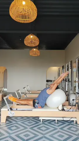 🧡 REFORMER & FITBALL 🟠 Trabajar Pilates Reformer con la Fitball es una combinación excepcional que potencia el control, la estabilidad y la conexión corporal. La Fitball (o pelota suiza) introduce un componente de inestabilidad que desafía la activación del core, mejora el equilibrio y amplía el rango de movimiento, mientras que el Reformer aporta precisión, resistencia y alineación mediante sus muelles y plataformas móviles. ♦️Beneficios de esta combinación 💎Activación profunda del centro (Powerhouse): la pelota obliga a mantener una constante estabilización del tronco, potenciando el control y la fuerza abdominal. 💎Mejora de la coordinación y el equilibrio: al combinar superficies estables (Reformer) e inestables (Fitball), se estimulan los reflejos posturales y la conciencia corporal. 💎Versatilidad y creatividad en la práctica: permite explorar nuevas variaciones de ejercicios clásicos de Pilates, aumentando la fluidez y el dinamismo de la sesión. 💎Trabajo integral del cuerpo: se involucran tanto músculos estabilizadores como grandes grupos musculares, favoreciendo una tonificación equilibrada. 💎Prevención de lesiones y mejora postural: fortalece la musculatura profunda y favorece la alineación corporal, ideal para la rehabilitación o el entrenamiento funcional. 💎Mayor conciencia corporal y control neuromuscular: al mantener la estabilidad sobre la Fitball, se mejora la conexión mente-cuerpo, eje central del método Pilates. ♦️En resumen 🧡La combinación Reformer + Fitball fusiona precisión y fluidez, fuerza y control, creando una práctica más consciente, desafiante y efectiva. Perfecta para practicantes intermedios y avanzados que buscan ampliar su control postural, coordinación y estabilidad. #PilatesReformer #PilatesFitball #PilatesTraining #PilatesProfesional #PilatesFlow 