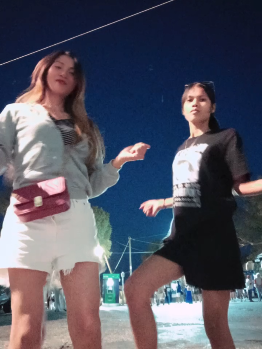 I just wanna dance with somebody 🤭🤣🤣 huyy!!! #eyvhon143❤️🌺 #Tiktok #Santorini #Greece #Europe 
