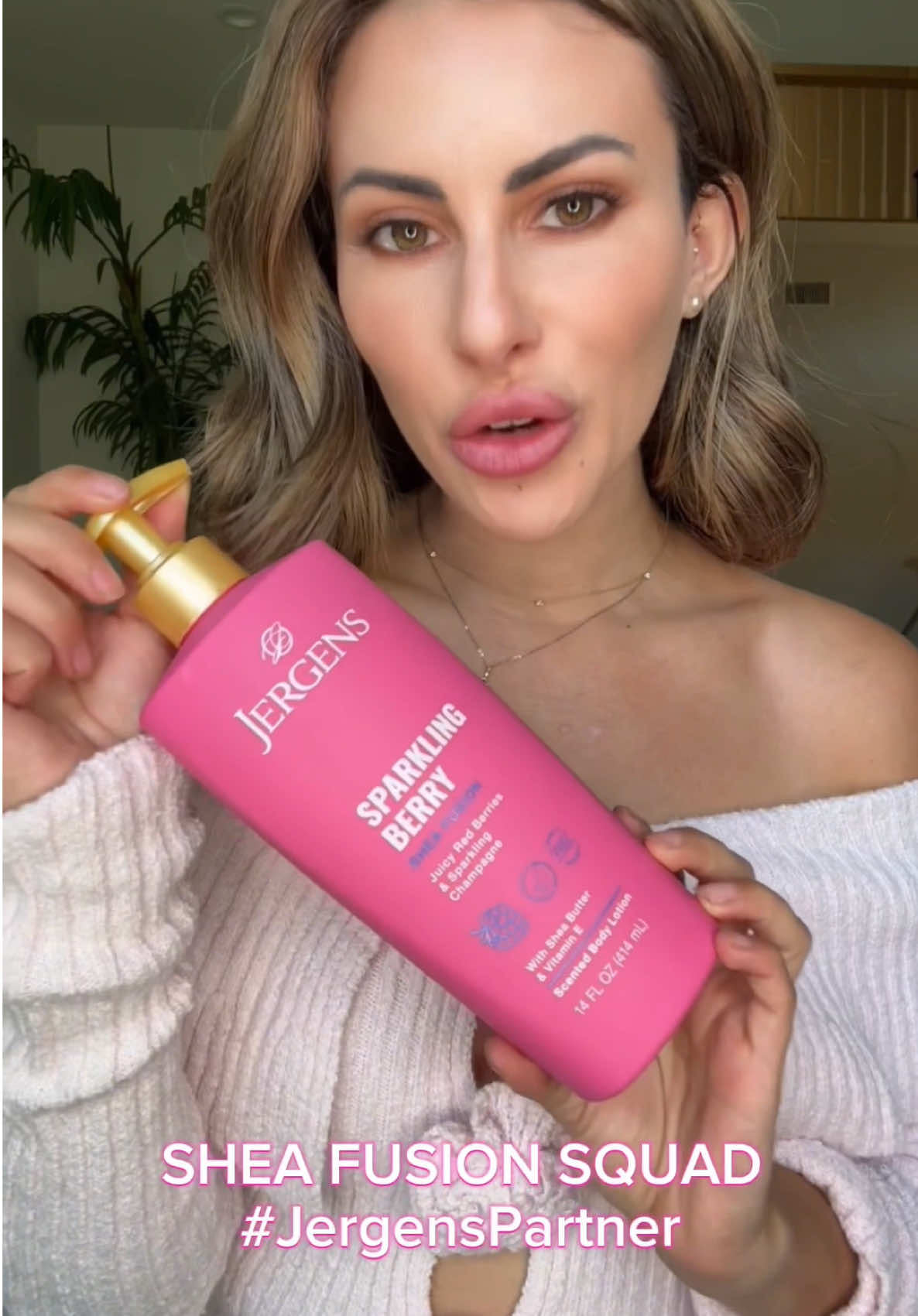 #JergensPartner Fresh glow, soft feel, and the yummiest berry scent 🍓 Find your Shea Fusion fave at Walmart @JergensUS  #lotion #skincareroutine #hydratingskincare 