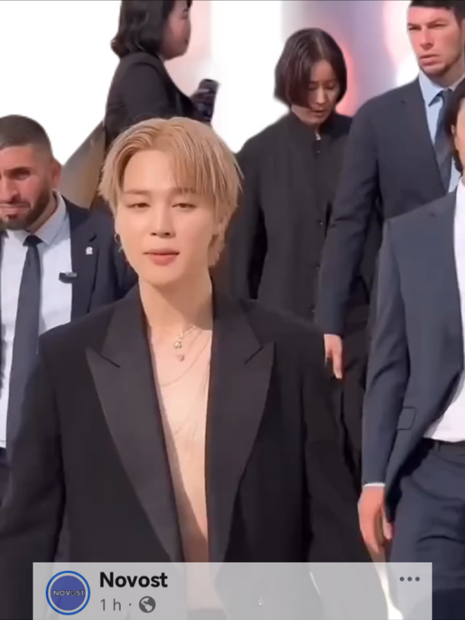 #Jimin #JiminxDior #ReydelamodaJimin #semanadelamoda Vean que hermoso artículo de Novost con respecto a Nuestro amado Jimin .Dios que hermoso, nuestro Jimin hispira, él es una personita realmente fascinante, encantadora , enigmática,,dulce, tierna,generosa, amable, simplemente perfecto✨ “Park Jimin en París: el traje negro que desató la fantasía y encendió la pasarela” #actorescoreanos fblifestyle Créditos a Novost en Facebook  https://www.facebook.com/share/v/1B9Y8DSSaV/ 😭😭🥹👏🏻👏🏻💛💫💜🇲🇽
