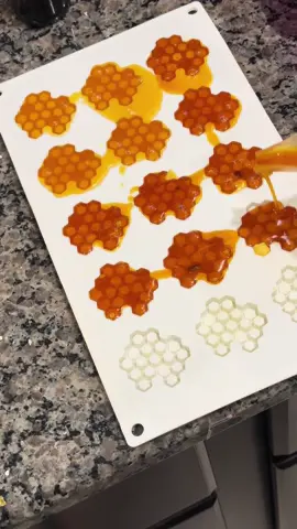 Making cute little soap honeycombs #honeyfavors#diyfavors#honeybeesoap#soappouringvideo#satisfyingvideos 