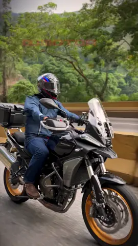 Porque tenemos una moto para cada pasión, traemos QJMOTOR, la marca premium de nuestro grupo, para los apasionados de las adventure/doble propósito: la SRT 700SX. 🤩  Versátil, diseñada para disfrutar en asfalto o en tierra. 🛣 Incansable en cualquier terreno, con su tanque de 19,5 litros rodarás con tranquilidad una buena cantidad de kilómetros por todo el país o, si tu espíritu lo desea, por todo el continente. ⛽ Características de alta gama: ✔️ Motor 700 c. c. / 8 válvulas (2 cilindros) ✔️ Potencia 75,24 HP / Torque 68 Nm ✔️ Caja de 6 velocidades ✔️ EFI / Sistema eléctrico BOSCH ✔️ Suspensiones Marzocchi ajustables ✔️ Frenos Brembo ABS doble canal ✔️ ⁠Puños y asiento calefactables⁠ ✔️ Mandos iluminados ⁠✔️ Sensor de presión de aire TPMS ✔️ Pantalla TFT con Bluetooth  ✔️ Rines de rayos tubeless Disponible en concesionarios seleccionados en todo el país ¡Escríbenos y te ayudamos a buscar la tuya! #QJMOTOR #AlwaysFoward #SRT #SRT700S #dualpurpose     