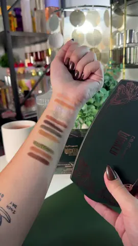 she’s done it again! 🩷💚 @r.e.m. beauty #rembeauty #rembeautywicked #rembeautywickedcollection #rembeautyxwicked #arianagrandemakeup 