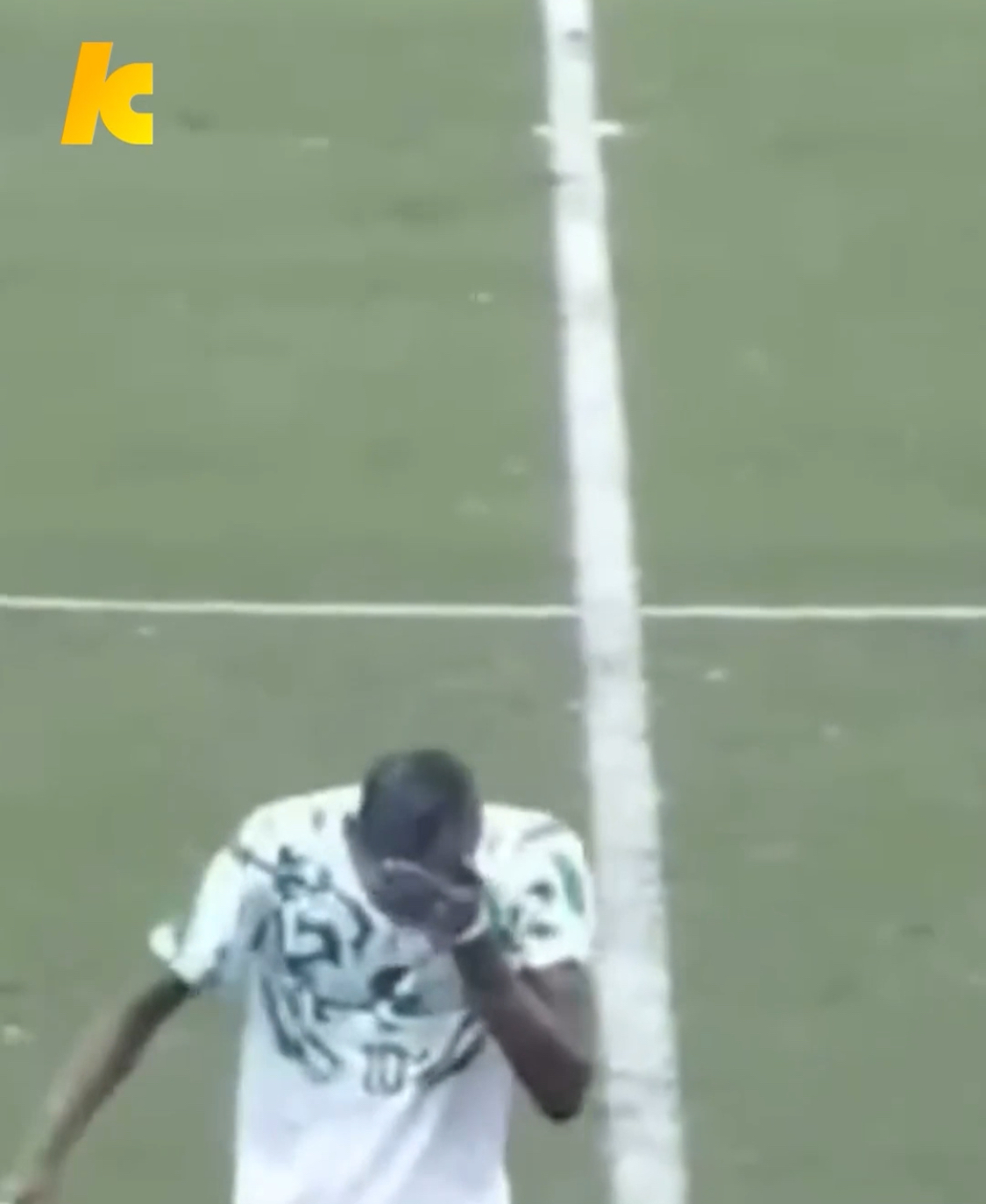 هذا اللاعب اغتسل بالحليب بدل المياه دون أن يعرف.. سيتأكد من أي زجاجة يفتحها في حياته بعد الآن! 😱🤣