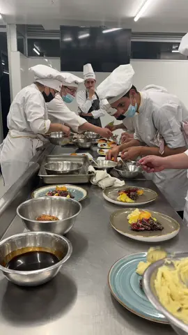 De la forma en que yo lo veo la educación es un proceso y no un momento, se debe tener en cuenta la perseverancia y las mejoras constantes. Absolutamente nadie nace aprendido. Todos tuvieron que pasar por este proceso desde ceros, y lentamente empezaron a dominar el arte. Sé que leere algunos comentarios de haters sin valor que desde la comodidad de la pantalla, podrán criticar, así como cuando ven un partido de fútbol, y no lo juegan. Siempre habrá elementos que mejorar, hasta el que lleve 50 años en este negocio, algo nuevo tendrá por aprender, y eso no le resta valor, ni conocimiento, ni mérito,  ni el esfuerzo… es por eso que con total orgullo, me gusta compartir estos ejercicios, porque soy consciente y testigo de las mejoras que se logran en el en el poco tiempo que logramos compartir en clase. oye, están en un salón, pero muy pronto estarán en  las mejores cocinas de los mejores hoteles, restaurantes, clubes y demás y con eso en mente, cada día trabajamos,  procurando aportar aunque sea un poco a su crecimiento personal y profesional. #cheflife #cookfree #teachersoftiktok #AprendeEnTikTok #clasesdecocina 