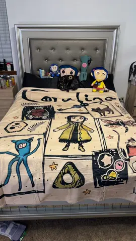 The perfect thing for every Coraline fan ❤️ #coraline #blankie #blanket #fall 