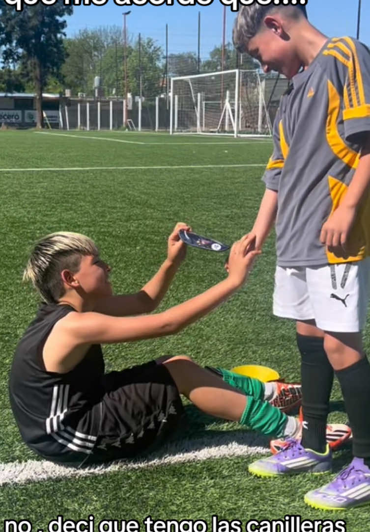 que suerte que me habia puesto las canilleras de @MG Deportes⚽#paratii #sponsored #futbol #canilleras #futbol⚽️  deporte, futbol, entrenamiento, patada, caida, futbol, cancha de once. 