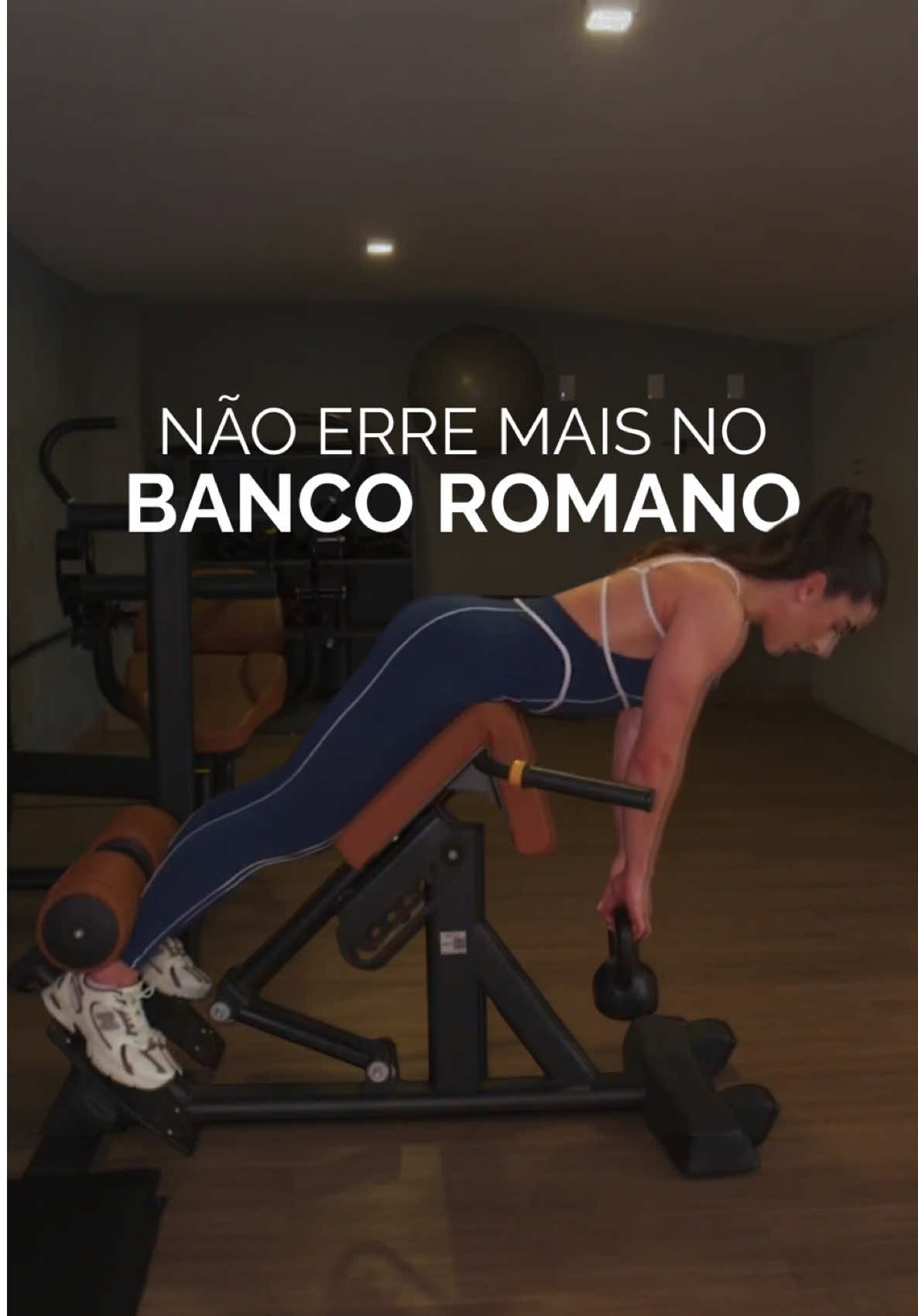 Como executar a extensão de tronco/quadril no banco romano. ✅ ❌ Principais erros: - Colocar o banco muito alto. - Curvar a coluna durante o movimento. - Descer o tronco excessivamente. ✅ Como corrigir: - Coloque a regulagem do banco abaixo da linha do quadril. - Posicione a panturrilha no rolo da máquina e gire os pés levemente para fora. - Abra o peito, mantenha as escápulas fechadas. - Puxe o ar pra descer e solte o ar pra subir. - Aperte o glúteo para subir.
