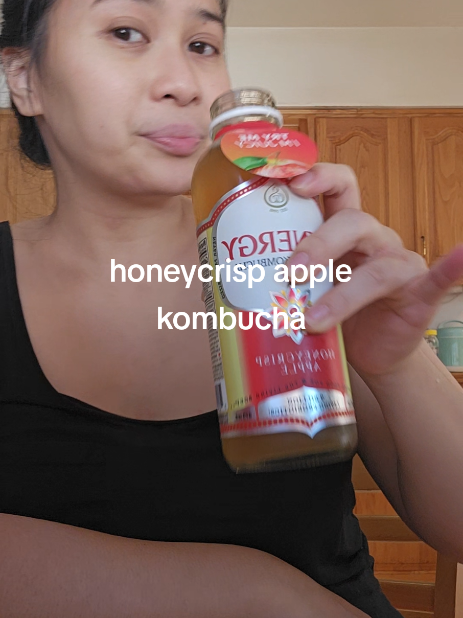 trying the honeycrisp apple kombucha from @SYNERGY Kombucha  #synergykombucha  got it at @Whole Foods Market  #seattlefoodie 